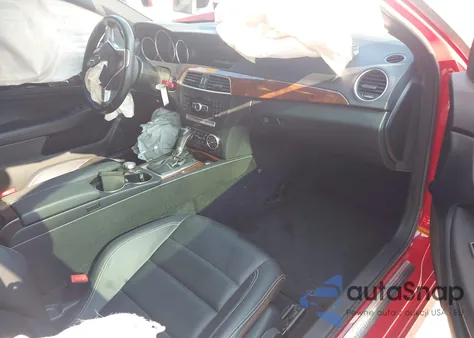 2015 Mercedes-Benz C 350 Sport 4Matic z USA, uszkodzony, nr VIN WDDGJ8JB1FG384094